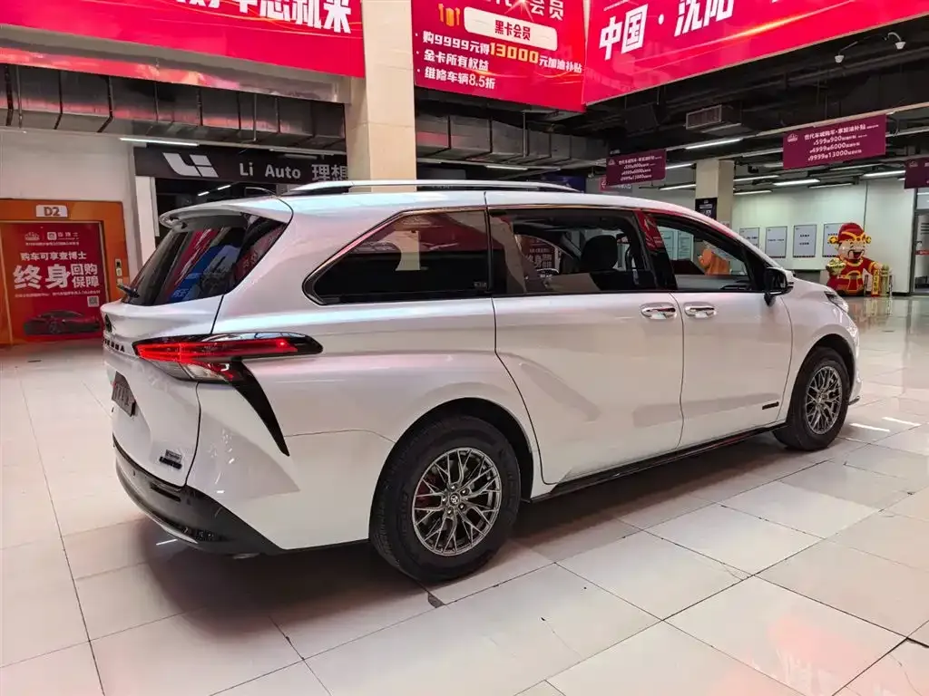 Toyota Sienna — фото 10