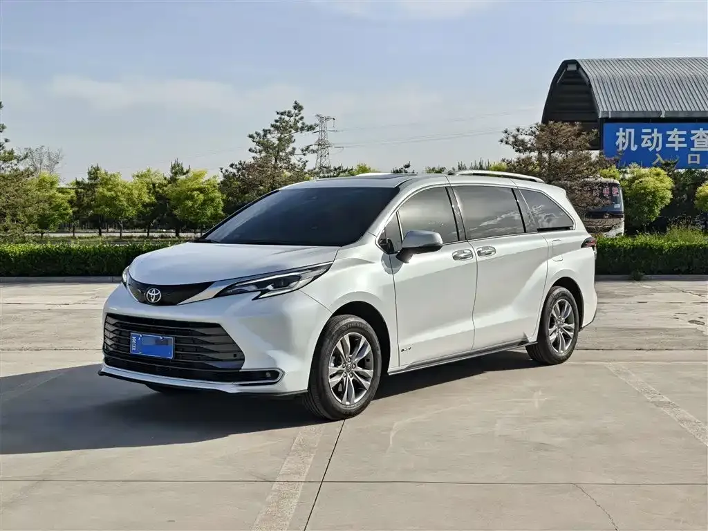 Toyota Sienna — фото 1