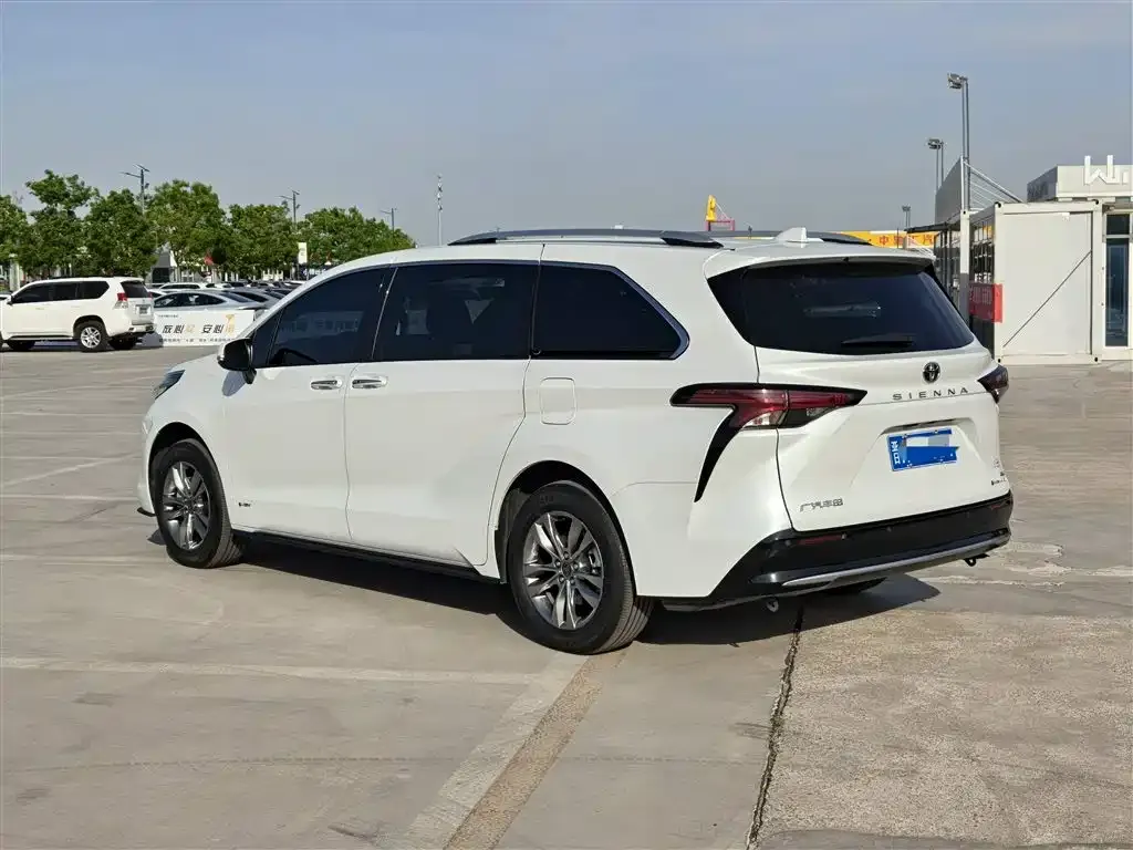 Toyota Sienna — фото 2