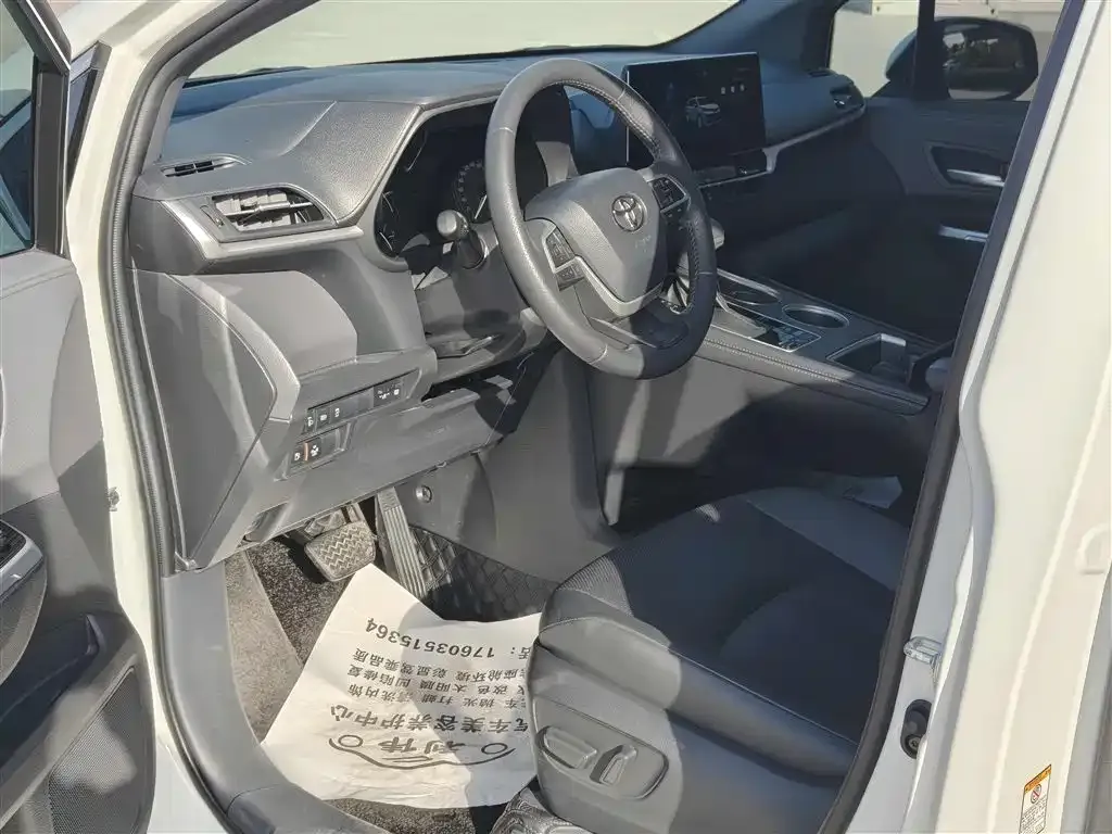 Toyota Sienna — фото 4