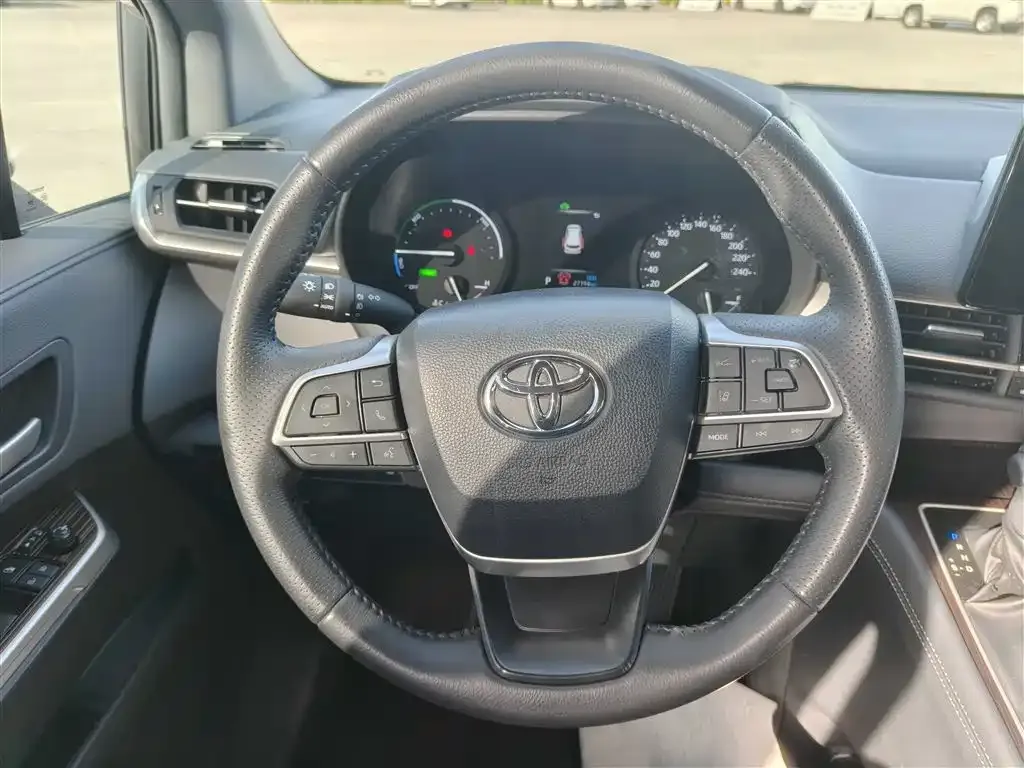 Toyota Sienna — фото 7