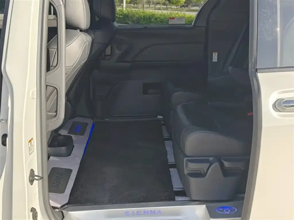 Toyota Sienna — фото 6