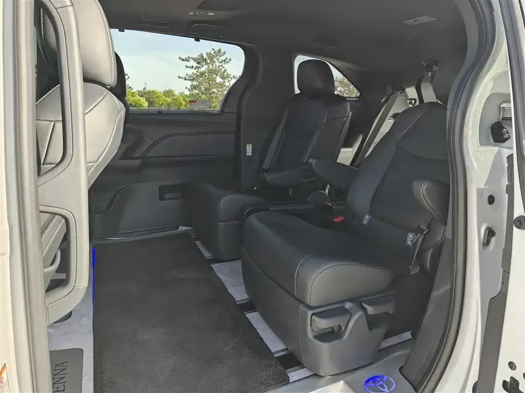 Toyota Sienna — фото 3
