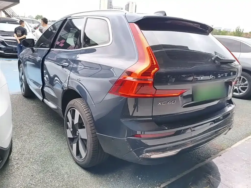 Volvo XC60 PHEV — фото 10