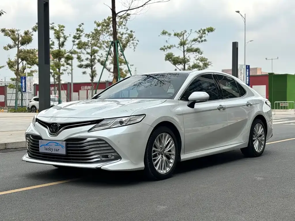 Toyota Camry — фото 1
