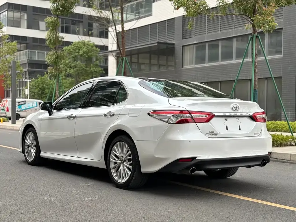 Toyota Camry — фото 10
