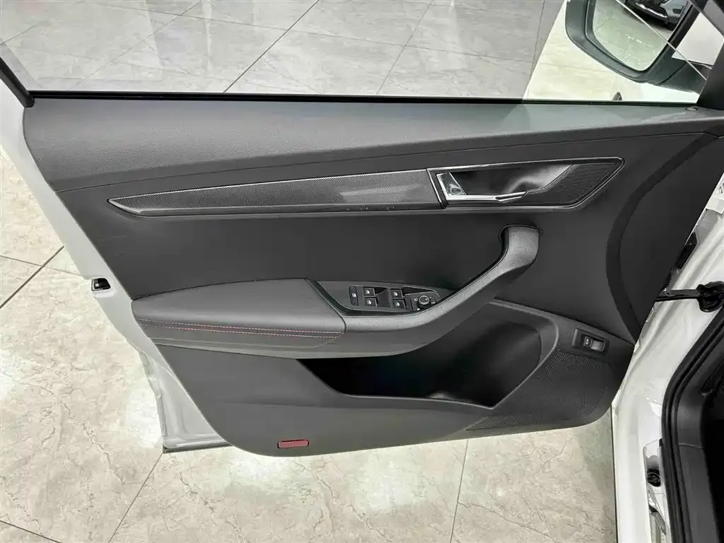 Skoda Karoq — фото 10