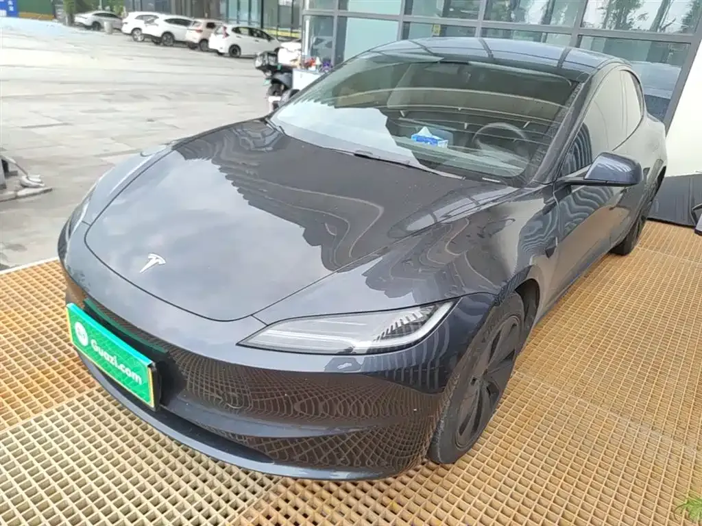 Tesla Model 3 — фото 1