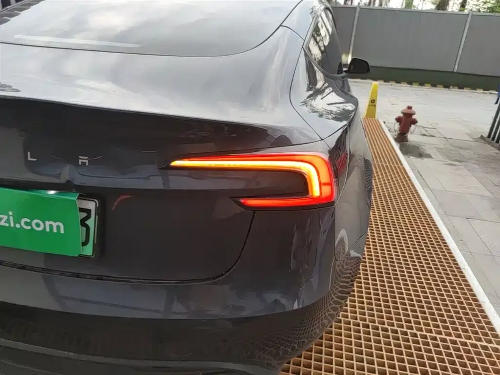 Tesla Model 3 — фото 4