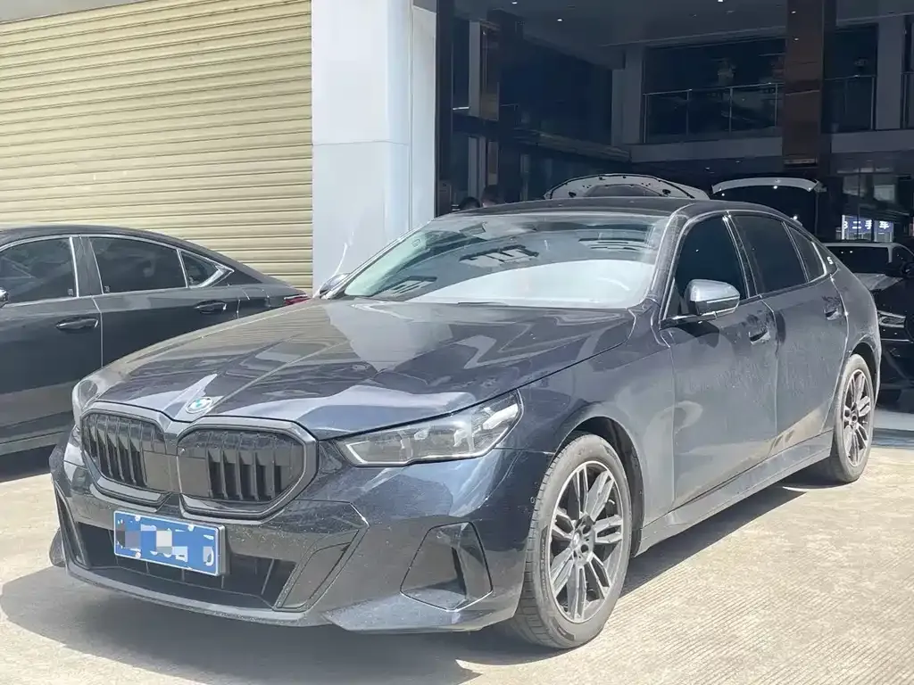 BMW 5 Series — фото 1