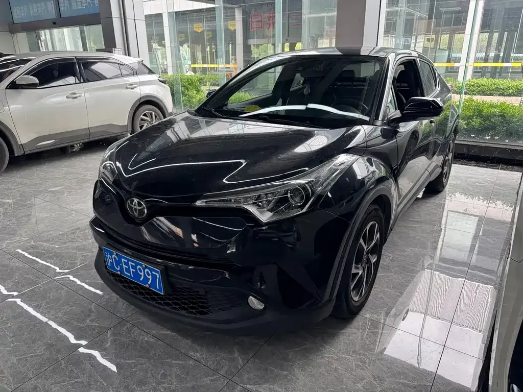 Toyota C-HR — фото 1
