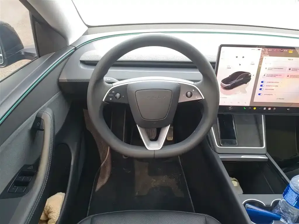 Tesla Model Y — фото 10