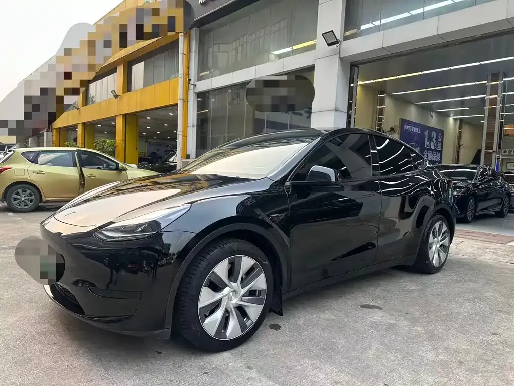 Tesla Model Y — фото 1