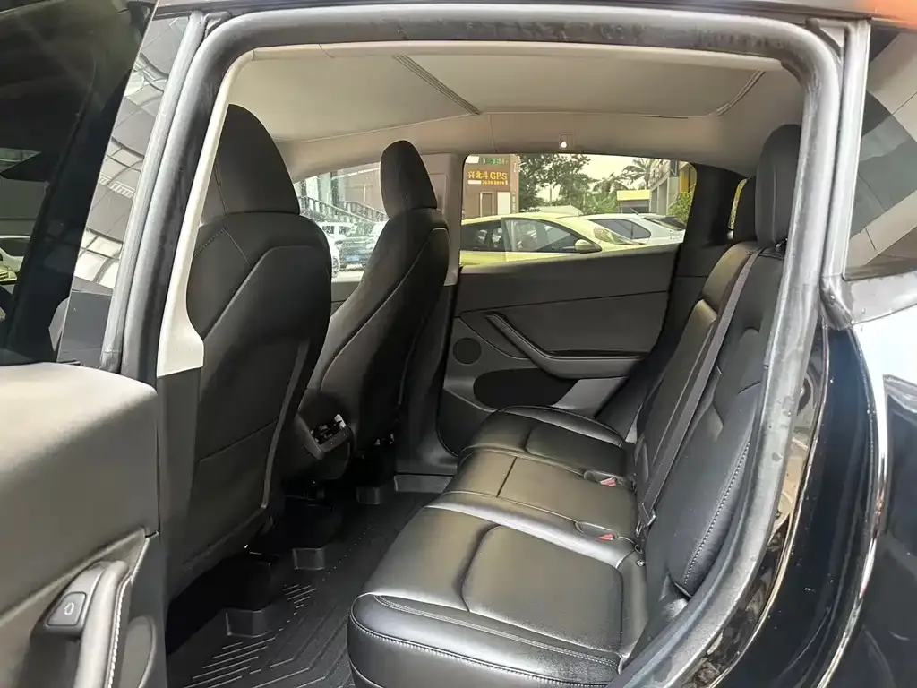 Tesla Model Y — фото 8