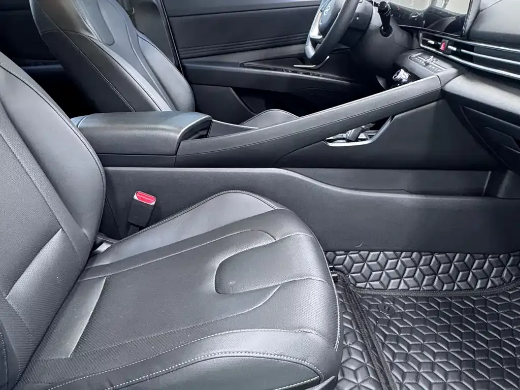 Hyundai Elantra 2023 из CN, фото 2