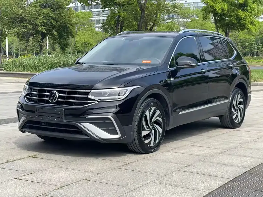 Volkswagen Tiguan L — фото 1