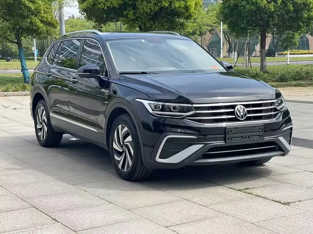 Volkswagen Tiguan L — фото 10