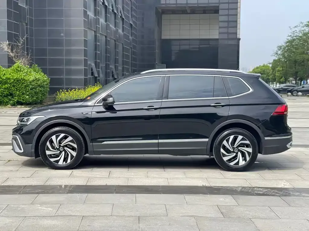 Volkswagen Tiguan L — фото 2