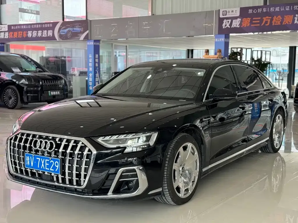 Audi A8 — фото 1