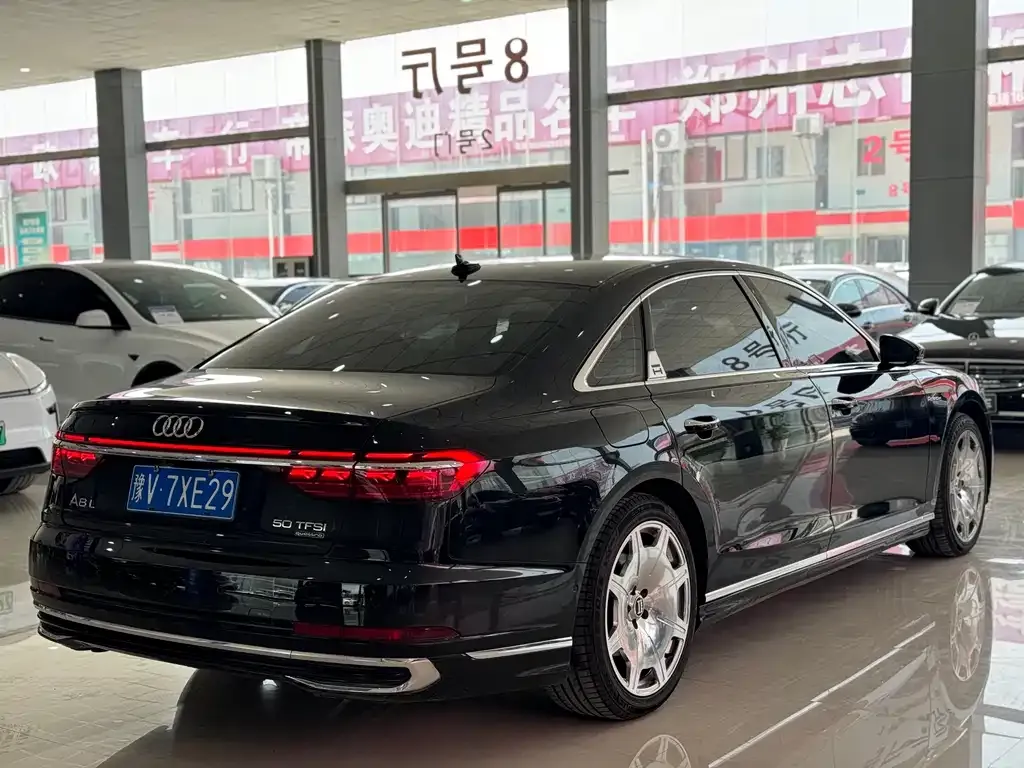 Audi A8 — фото 8