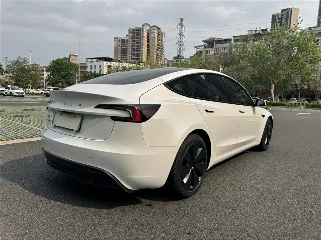 Tesla Model 3 — фото 9