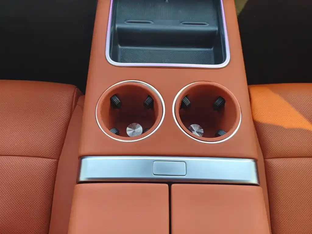 Li Auto L8 — фото 5