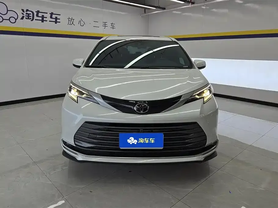 Toyota Sienna — фото 2