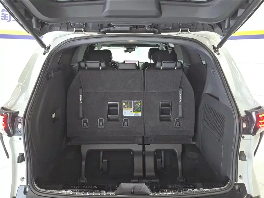 Toyota Sienna — фото 9