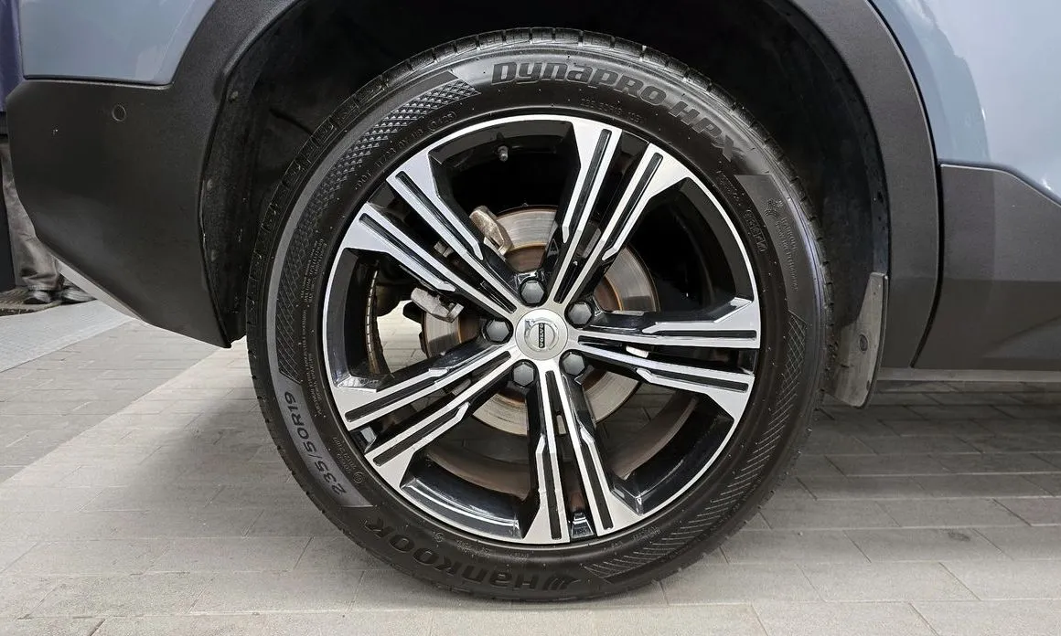 Volvo XC40 — фото 10