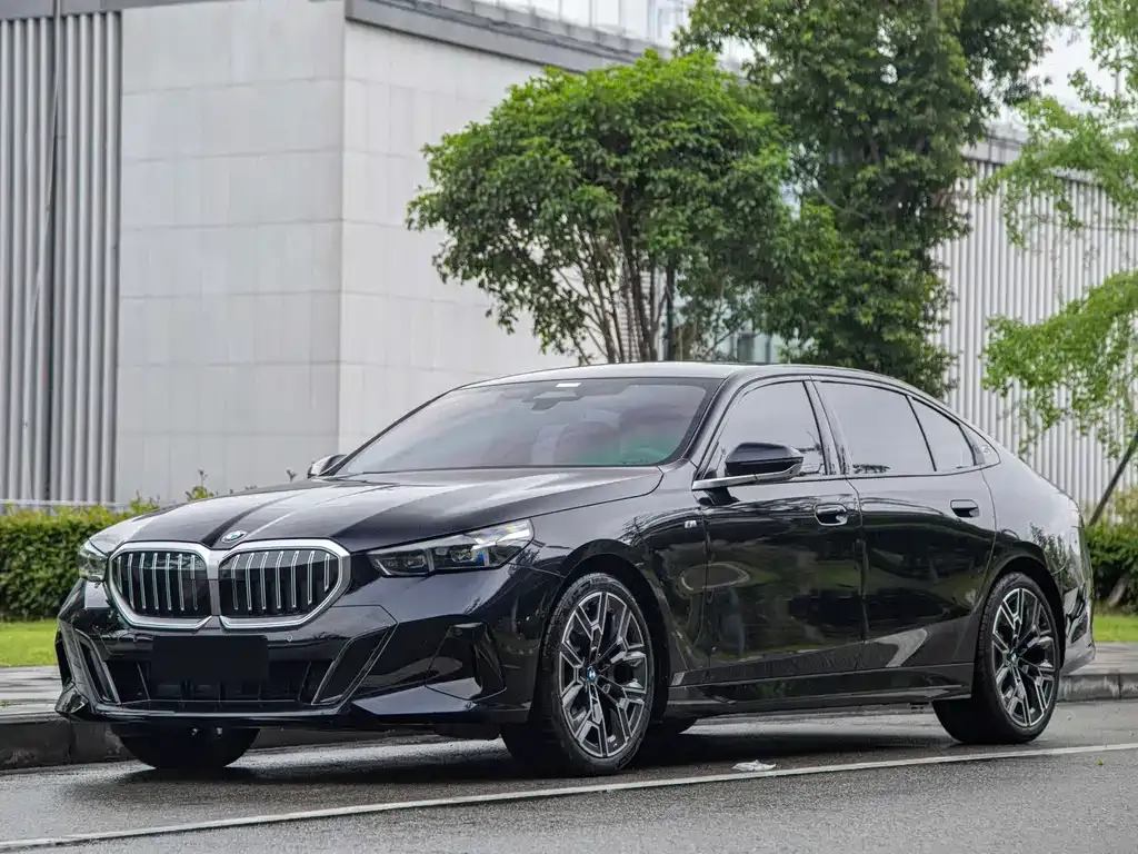 BMW 5 Series — фото 1
