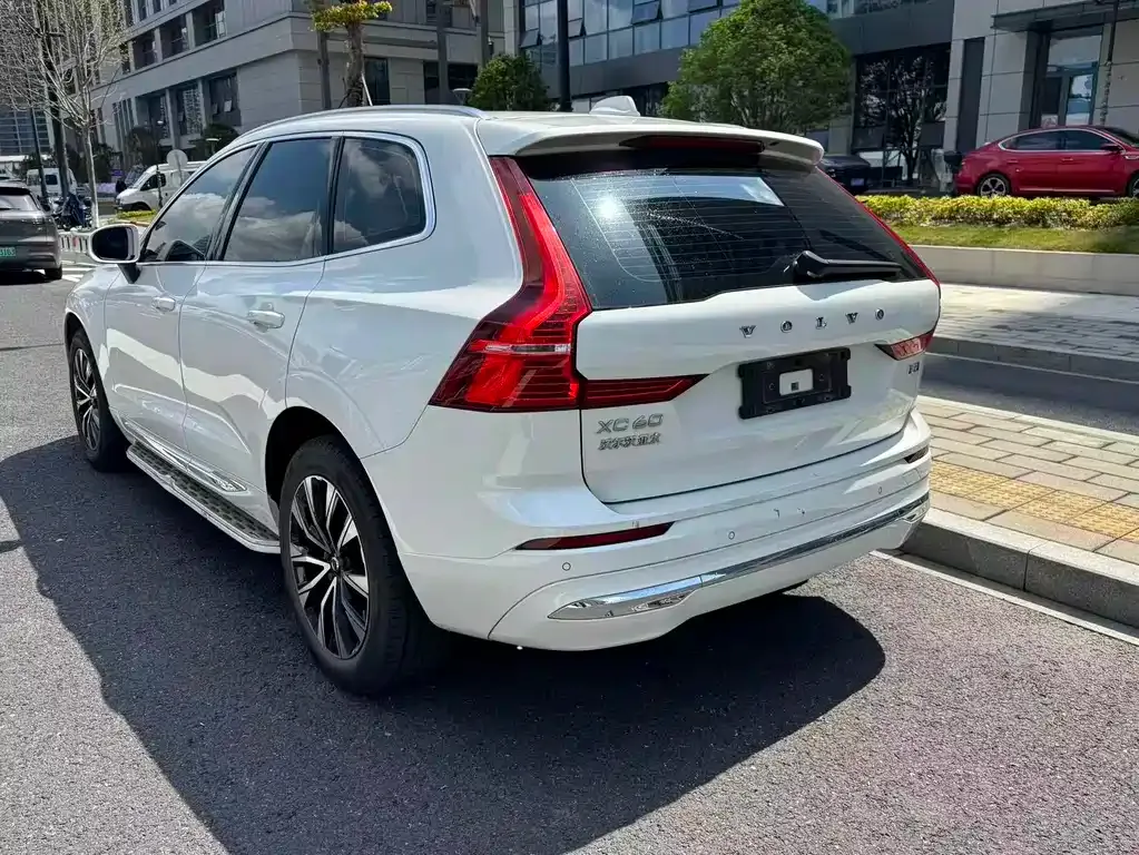 Volvo XC60 — фото 10