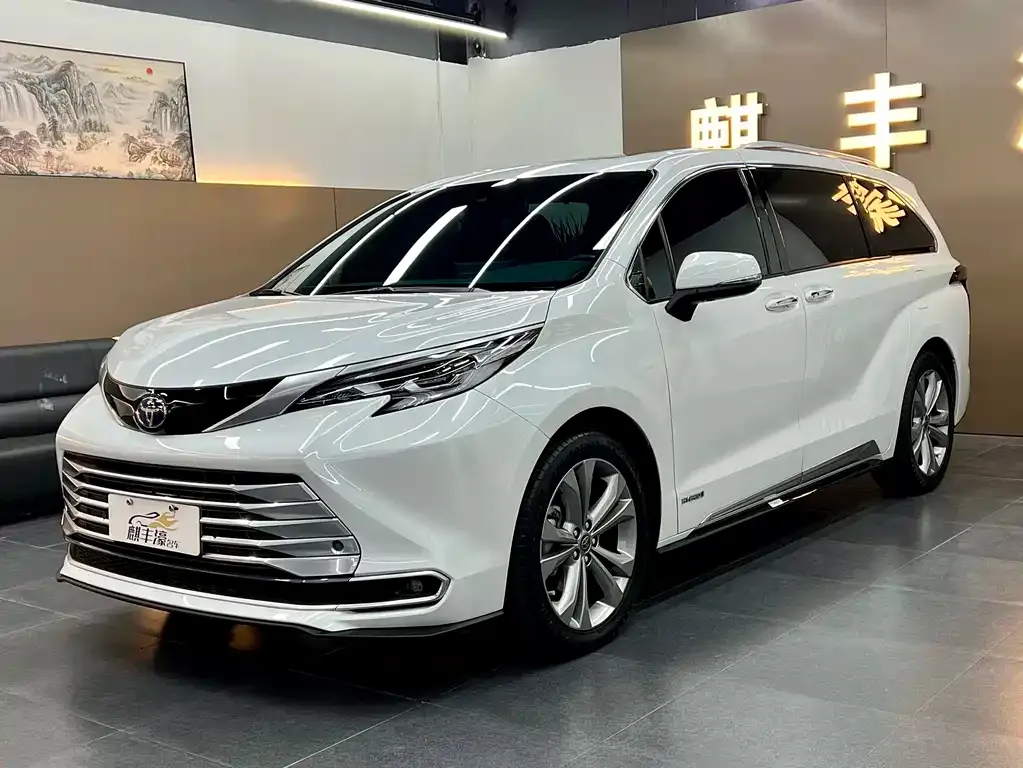 Toyota Sienna — фото 1