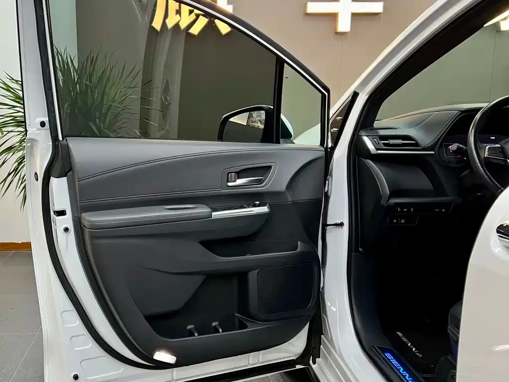 Toyota Sienna — фото 3
