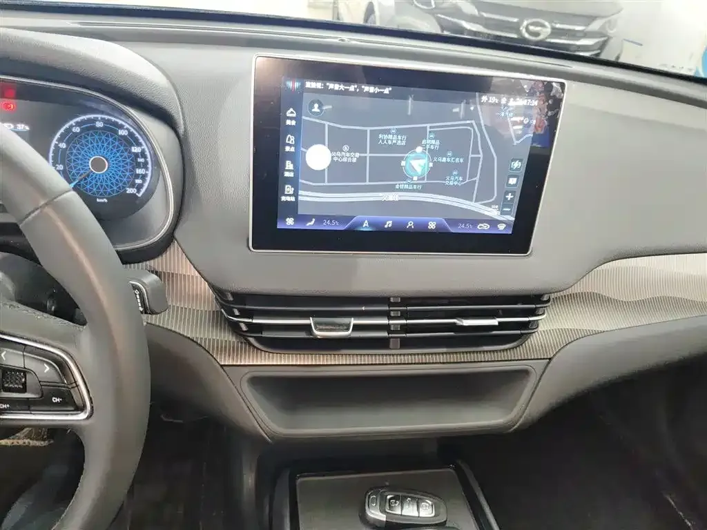 Hongqi E-QM5 — фото 9