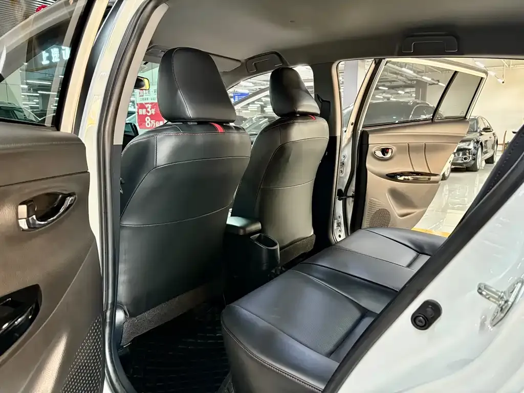 Toyota Yaris L — фото 4