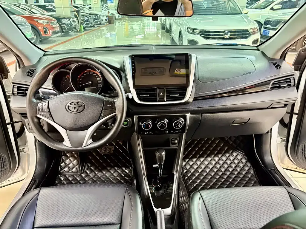 Toyota Yaris L — фото 8