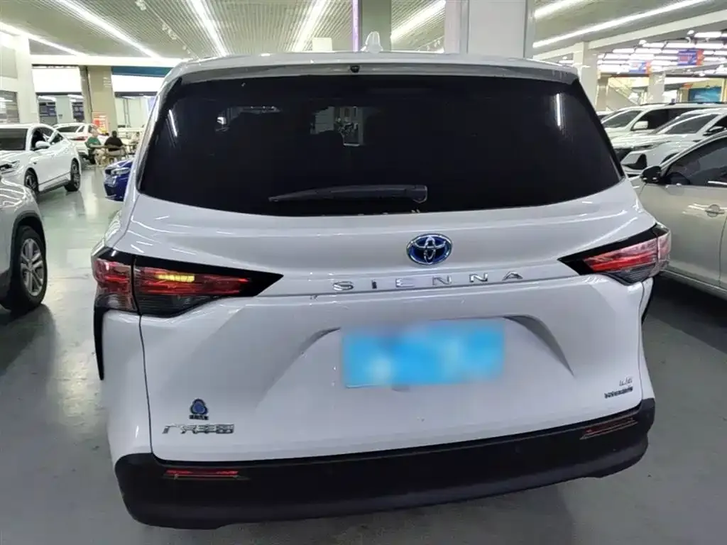 Toyota Sienna 2023 из CN, фото 2