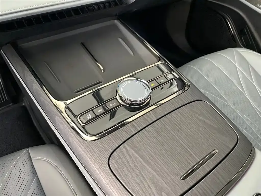 Geely Galaxy E8 — фото 3