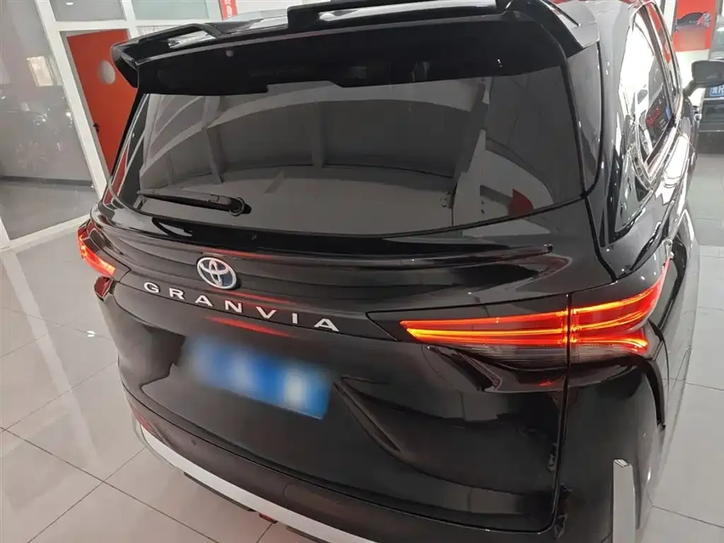 Toyota Granvia — фото 10
