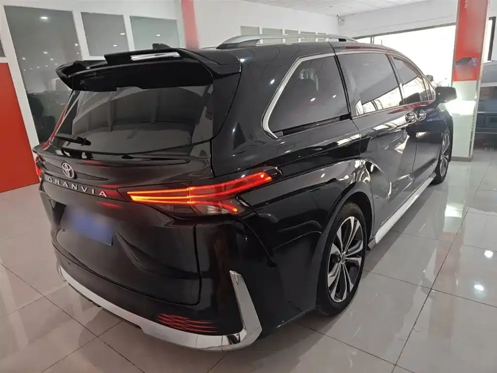 Toyota Granvia — фото 2