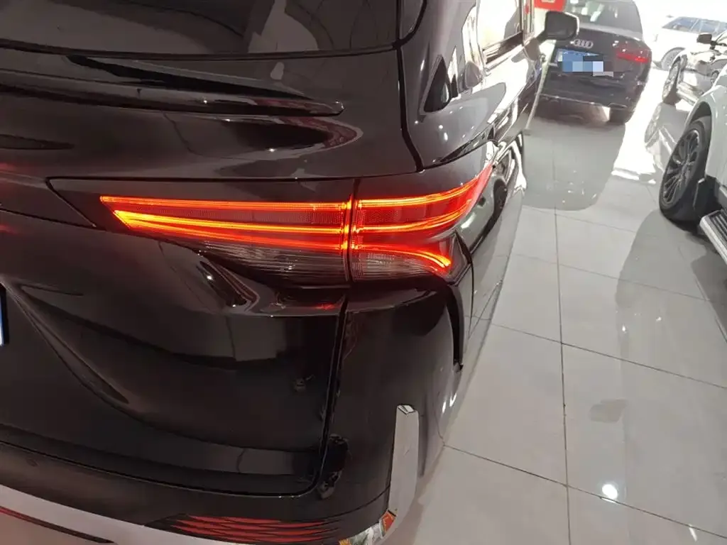 Toyota Granvia — фото 4