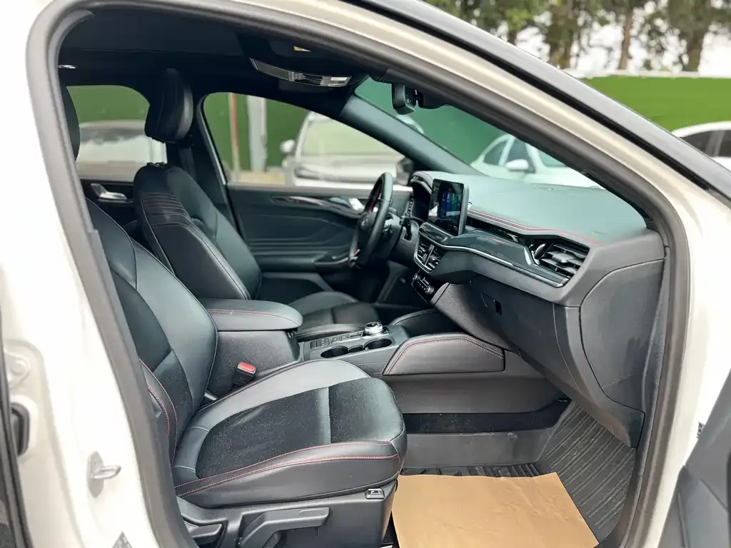 Ford Focus — фото 5