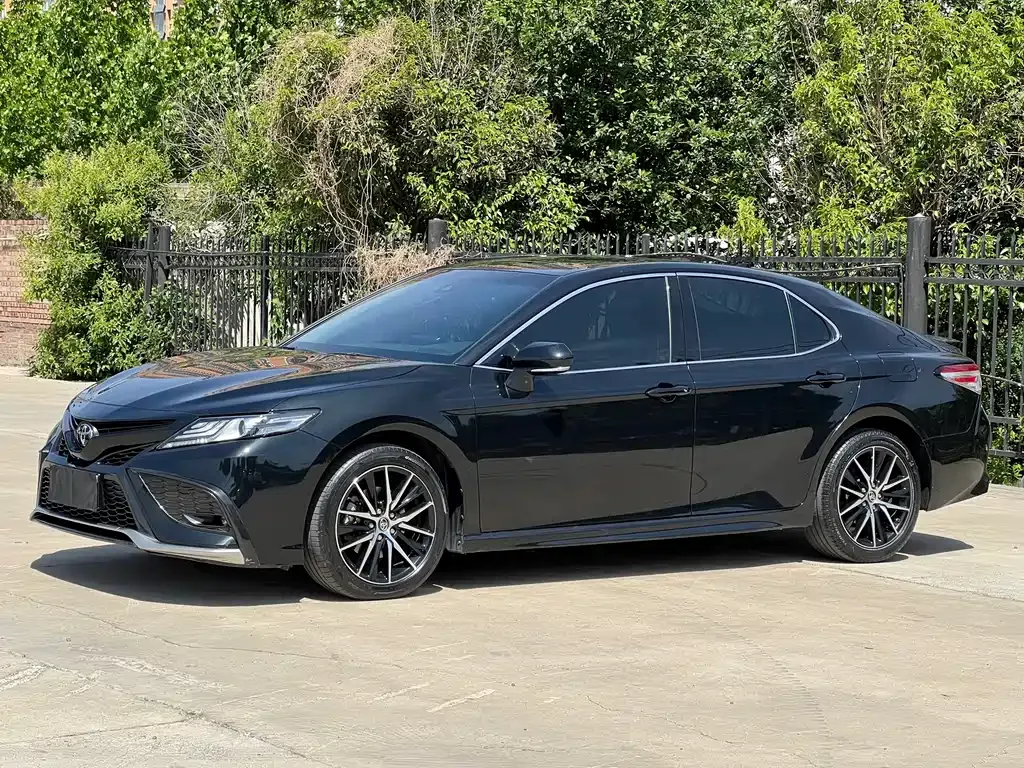 Toyota Camry — фото 1