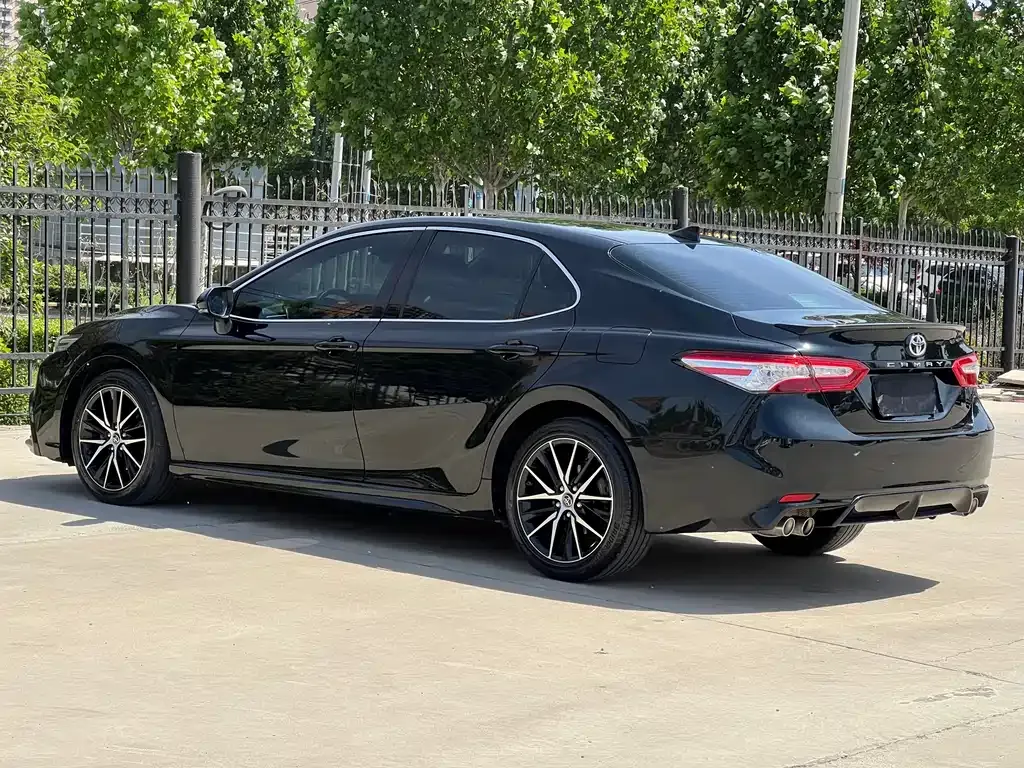 Toyota Camry — фото 7