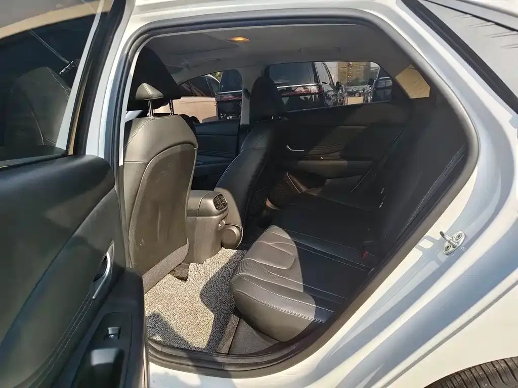 Hyundai Elantra 2023 из CN, фото 2