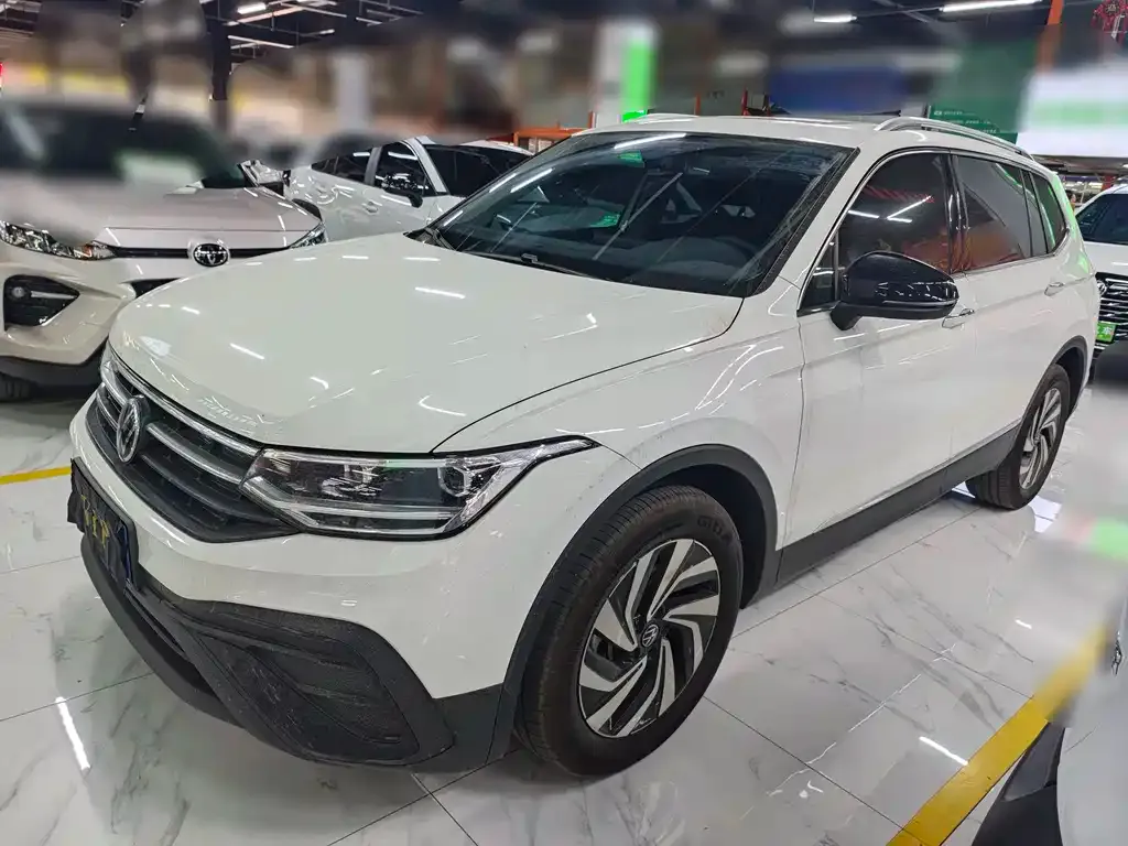 Volkswagen Tiguan L — фото 1