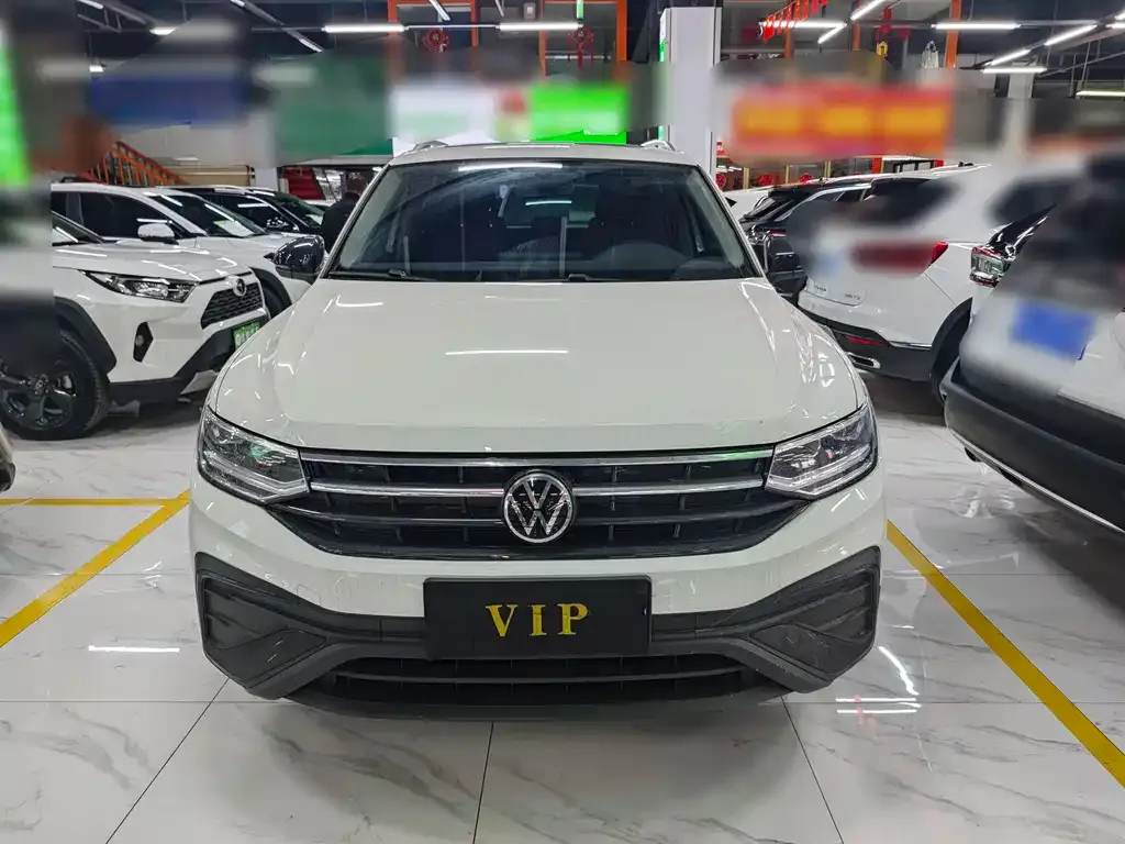 Volkswagen Tiguan L — фото 10
