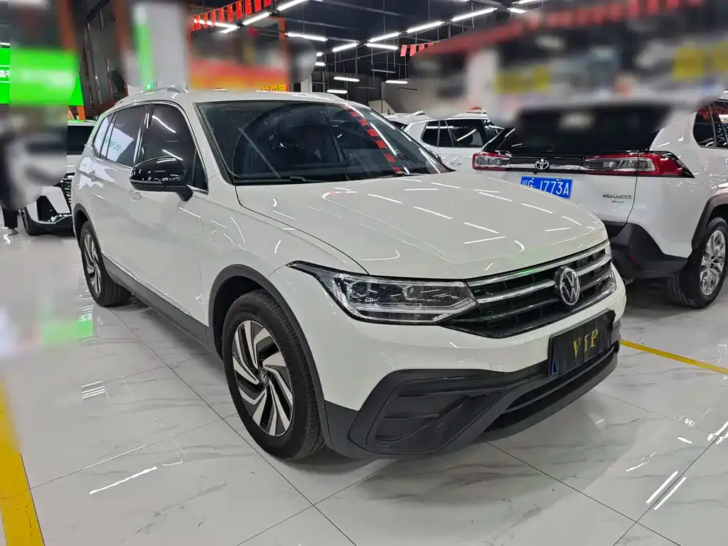 Volkswagen Tiguan L — фото 3