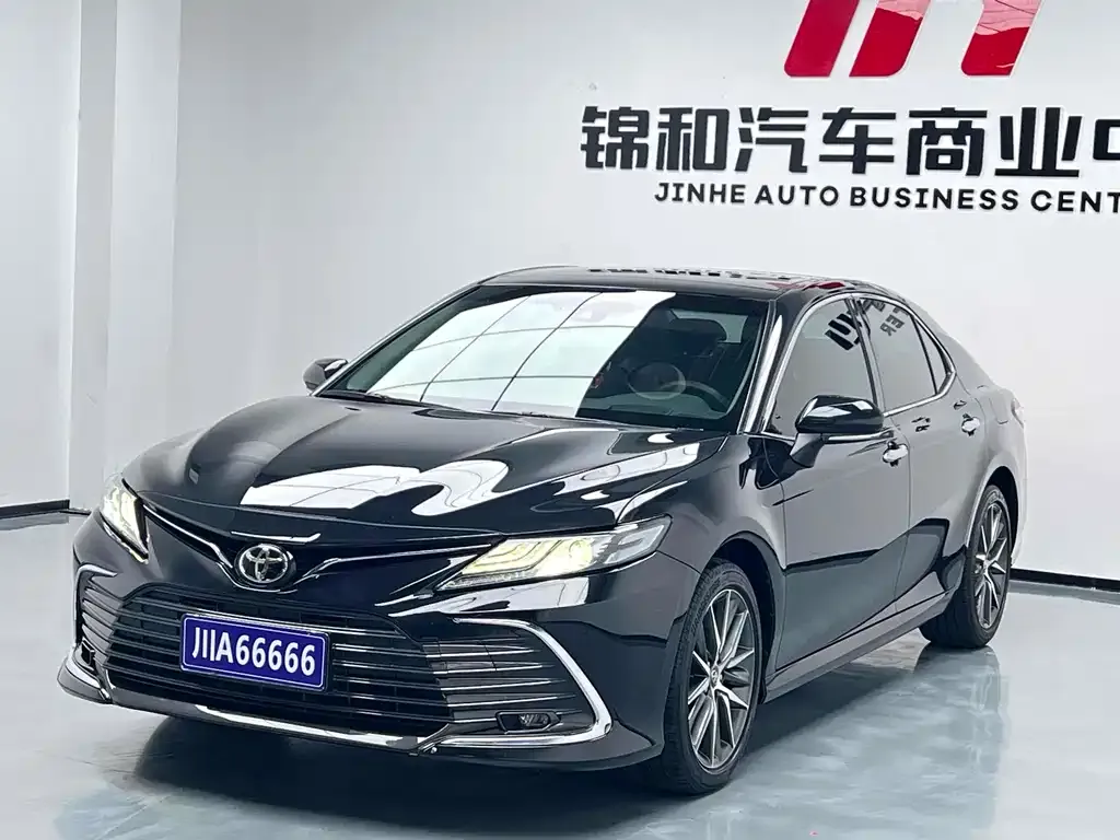 Toyota Camry — фото 1