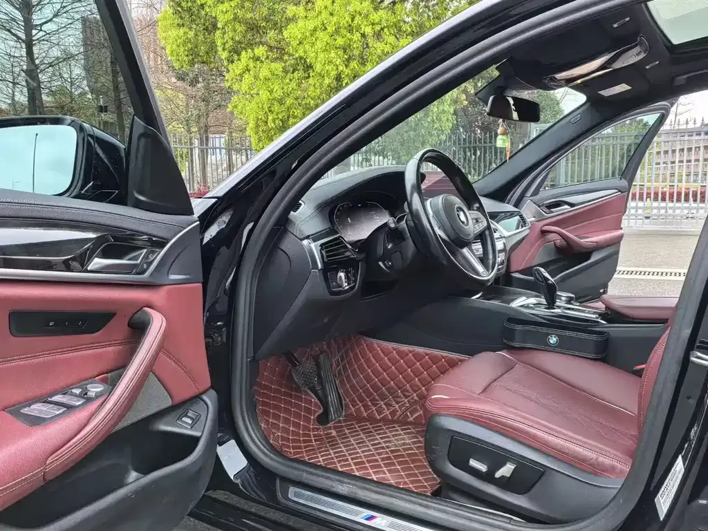 BMW 5 Series 2023 из CN, фото 7